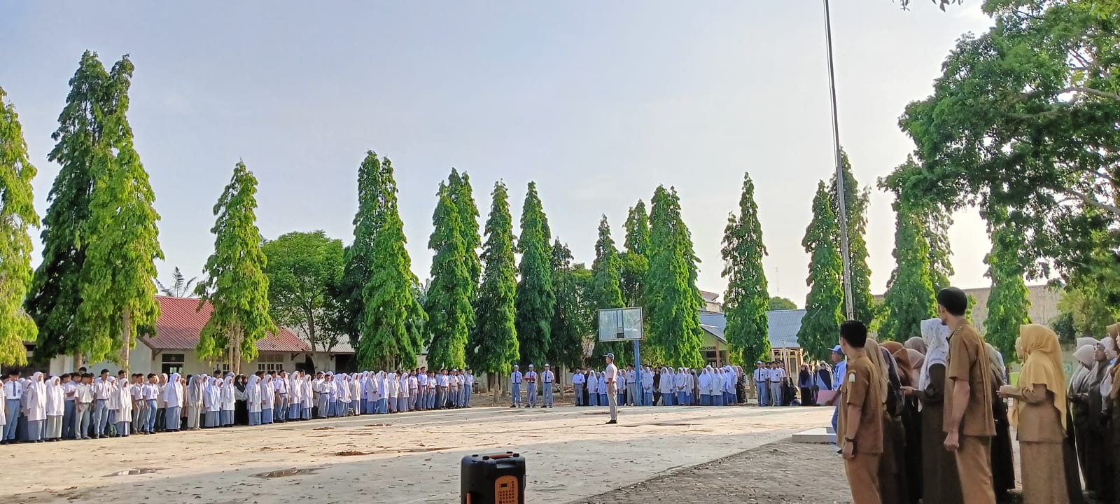 Upacara Bendera Perdana Pasca Idul Fitri, SMK Negeri 1 Karang Baru Teguhkan Karakter Siswa melalui Gerakan Indonesia ASRI